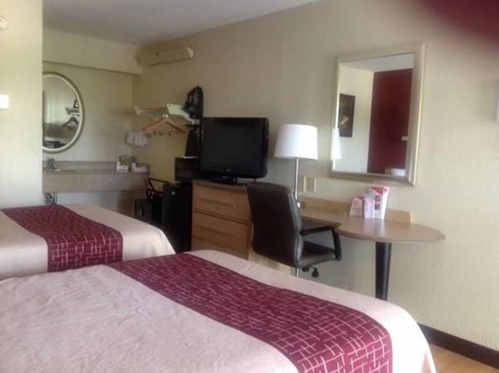 Red Roof Inn Greensboro Airport Exterior foto